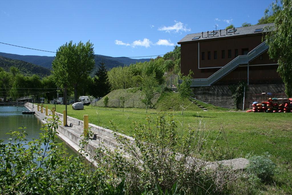 Alberg Escola De Piraguisme De Sort Exteriör bild