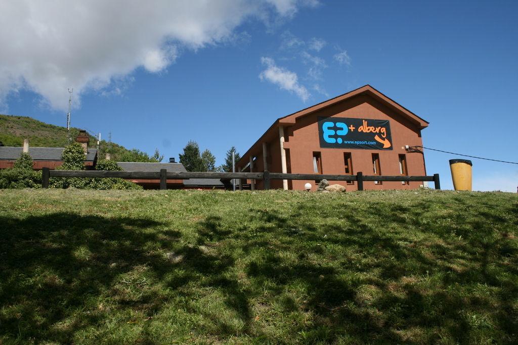 Alberg Escola De Piraguisme De Sort Exteriör bild